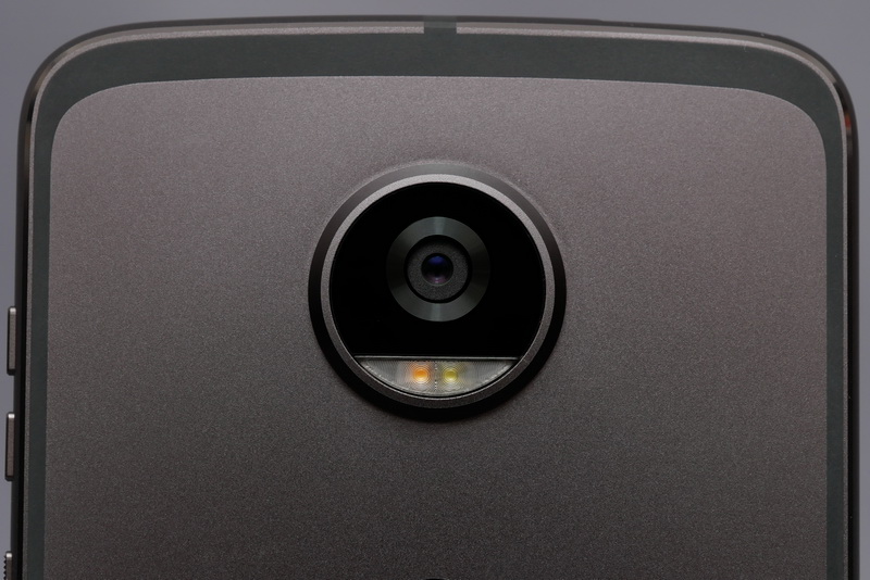 背面のメインカメラ。1,200万画素のデュアルピクセルオートフォーカス対応センサーを採用。レーザーオートフォーカスも引き続き搭載しており、高速かつ確実なフォーカス処理が可能