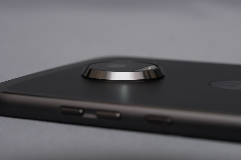 カメラ部の出っ張りは従来同様