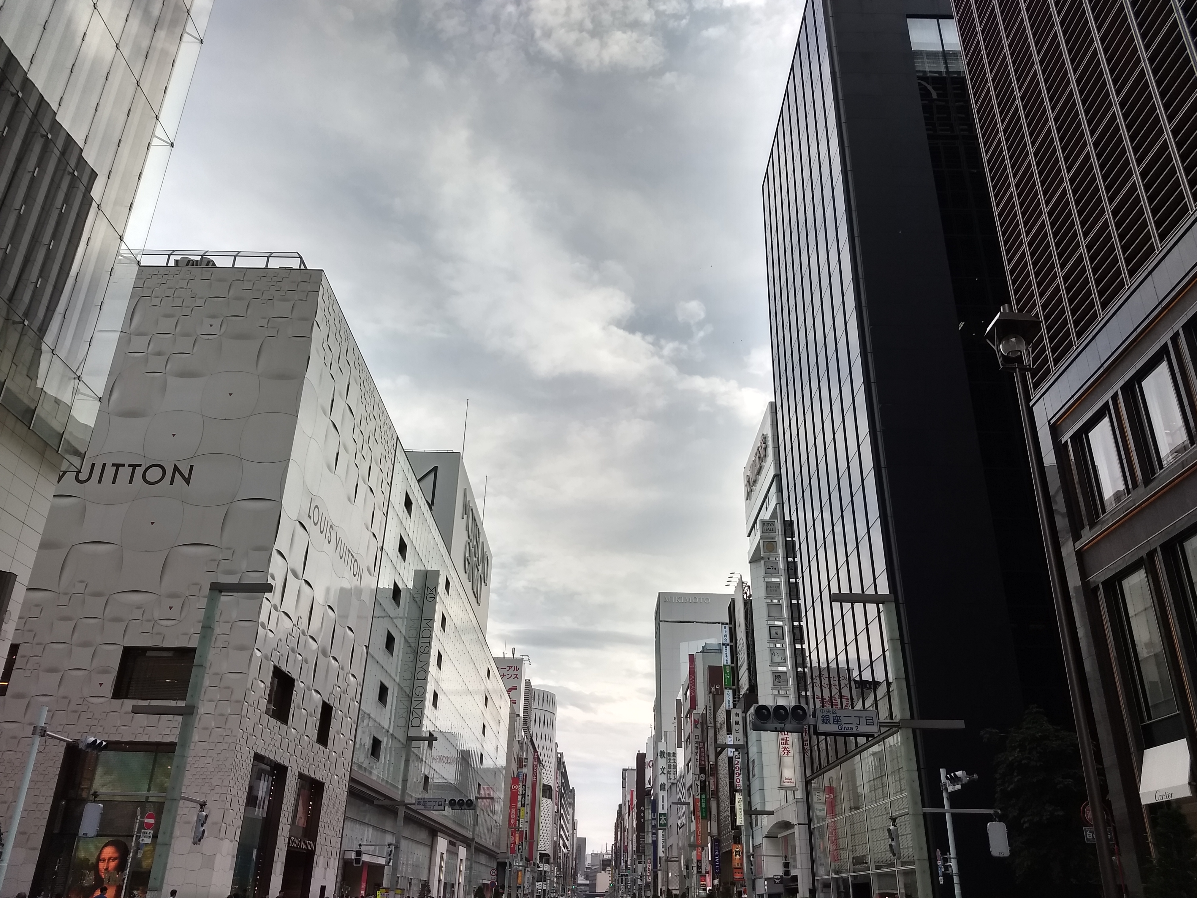 明るい屋外で撮影。逆光気味だったが、建物が暗く潰れたり、曇空が白く飛んだりせず、なかなかしっかりと撮影できている