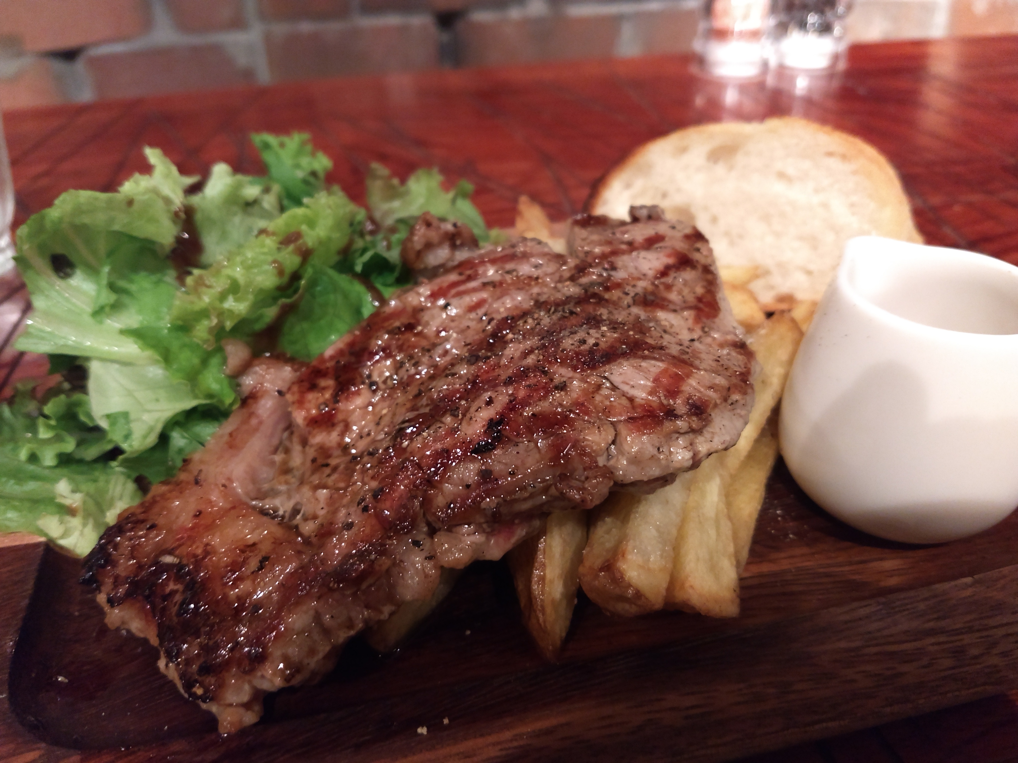 薄暗いレストランで撮影。見た目以上に暗かったが、色合いも悪くない