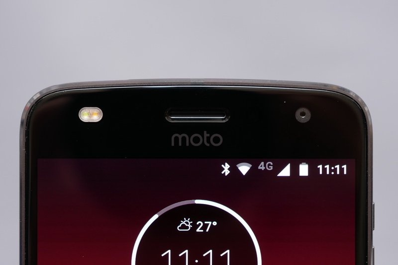 ディスプレイ上部には500万画素の前面カメラを搭載。こちらの仕様はMoto Z Playと同じだ