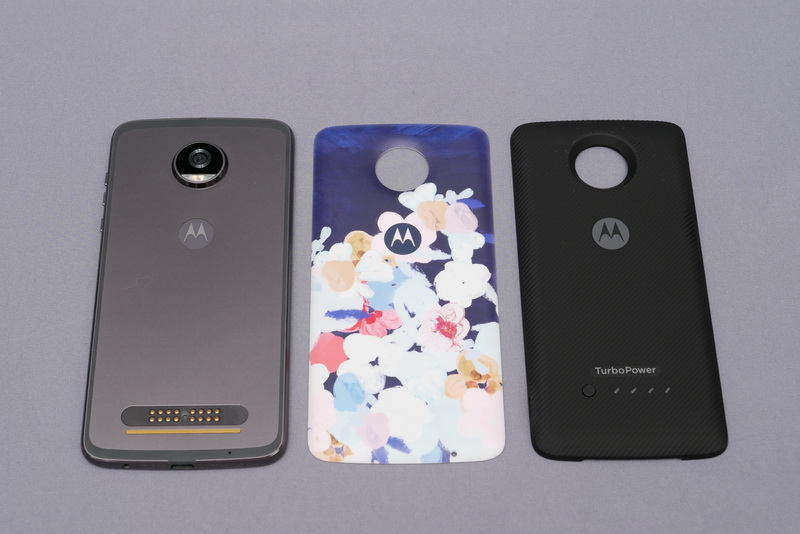 背面に拡張ユニット「Moto Mods」を装着して機能拡張できる