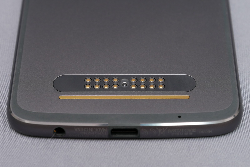 背面下部にはMoto Mods用の接続端子が用意されている