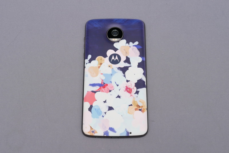 Moto Modsは、背面にマグネットで固定されるので、着脱もワンタッチ