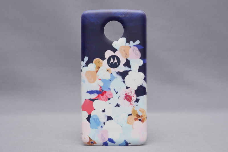 こちらは、Moto Z2 Playと同時に発表された「ワイヤレス充電キャップ」。装着することで、Qi準拠のワイヤレス充電アダプタを利用したワイヤレス充電が可能となる