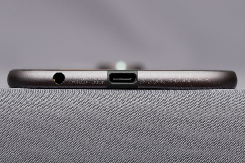 下部側面にオーディオジャックとUSB Type-Cポートを用意