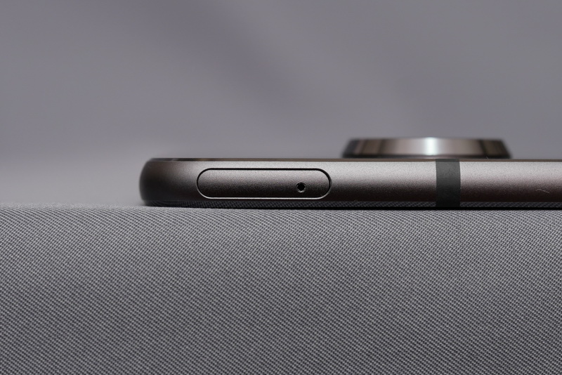 上部側面にSIMカードスロットを配置