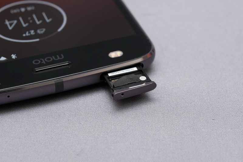 SIMトレイはSIMピンを利用して引き出す