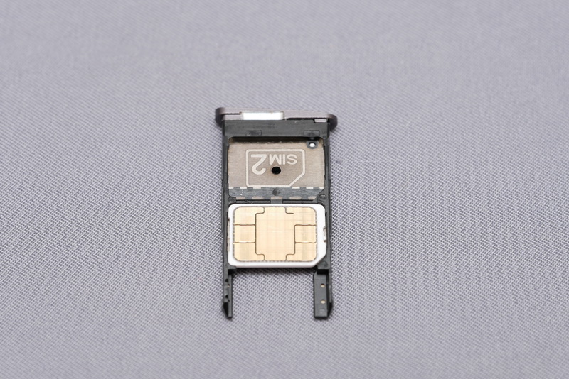 Nano SIMを2枚装着でき、DSDSに対応