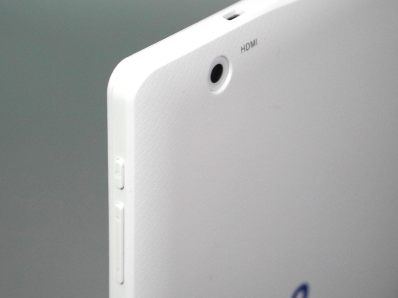 側面に電源ボタンと音量ボタンを備える。背面カメラの上部にはMicro HDMIポートを備える