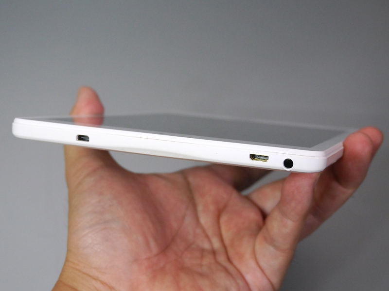 上面。Micro HDMIポート、Micro USBポート、イヤフォンジャックを備える。ちなみに底面はポート類はない