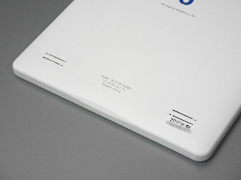 スピーカーは本体を横向きにすると上下に並ぶ配置となるため、動画視聴時の実用性はいまいち。背面にあるため塞がれやすいのもネック