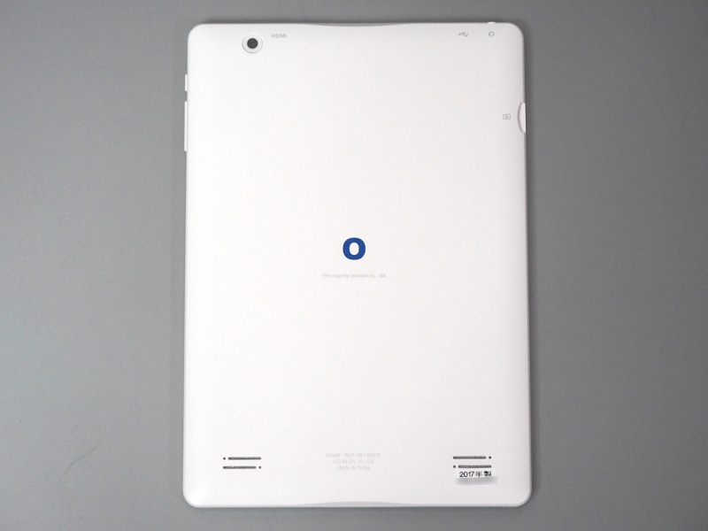 背面。表面は細かいシボ加工が施されている。中央は同社のロゴマーク