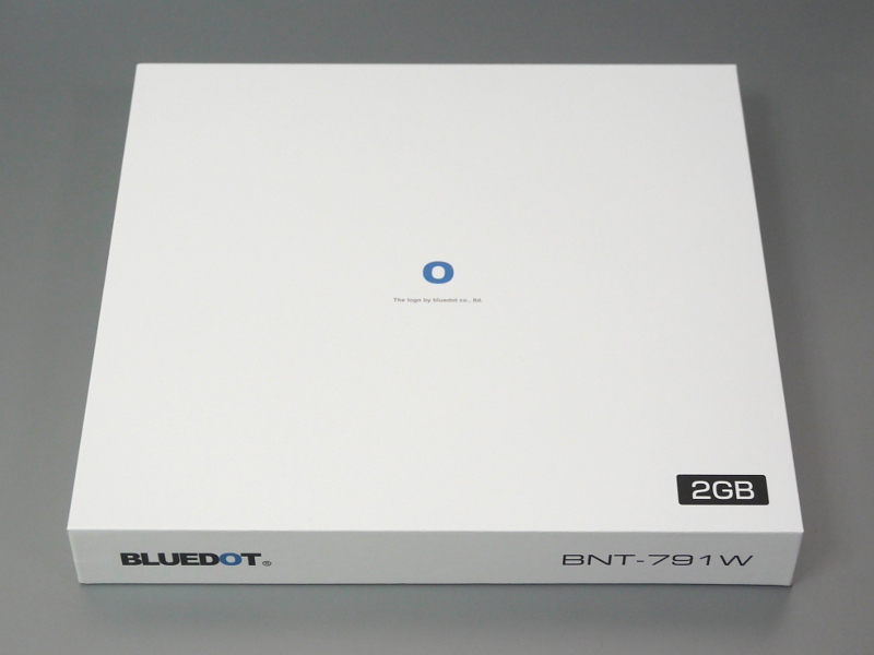 パッケージ。白箱をベースに、本体背面と同じロゴマークが中央に配されている