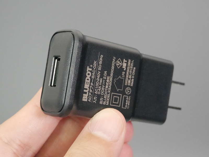 AC変換アダプタはやや大柄