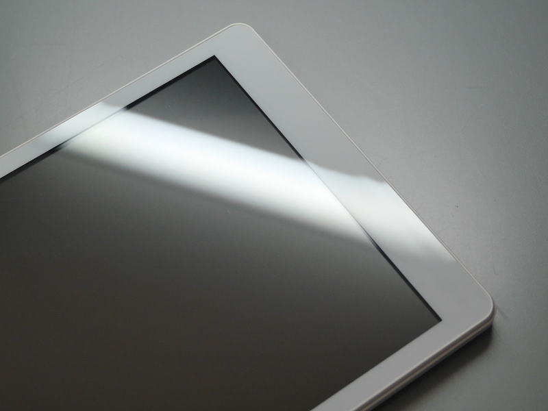 LED灯を画面に反射させるとベゼル部が波打っていることがよくわかる。もっともこうして光を反射させるか、あるいは指先で触れればわかるというだけで、実用面での支障はない