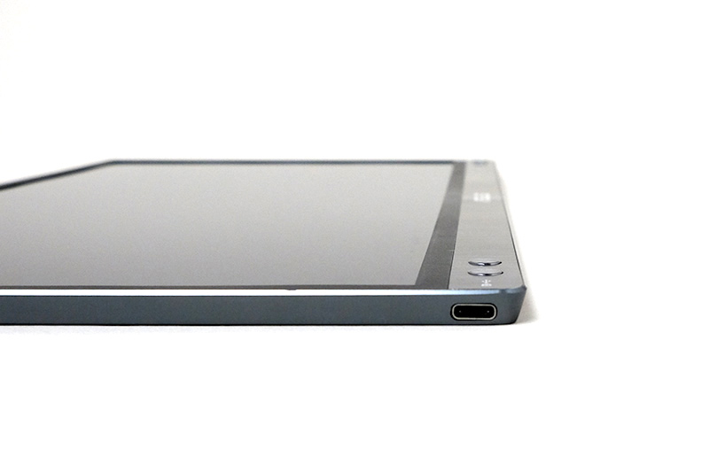 側面にUSB Type-Cポートを備える