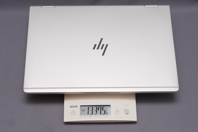 重量は実測で1,337.5gと、13.3型モバイルPCとしてはやや重い印象