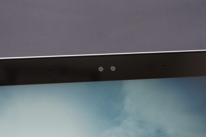 ディスプレイ上部には顔認証用赤外線センサーを搭載