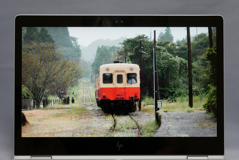 パネルの種類はIPS。広視野角で発色も十分に優れており、満足できる表示品質を確保