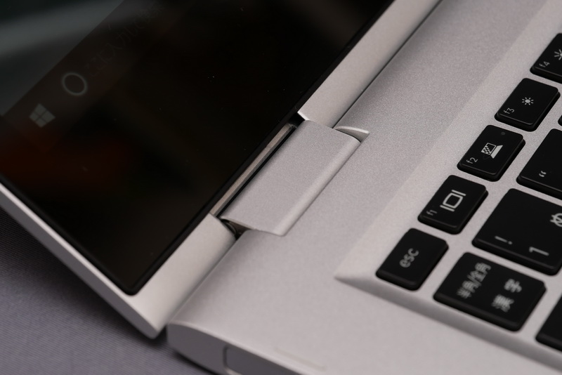 ヒンジは2軸の回転軸を備える板状で、スムーズにディスプレイを360度開閉できる