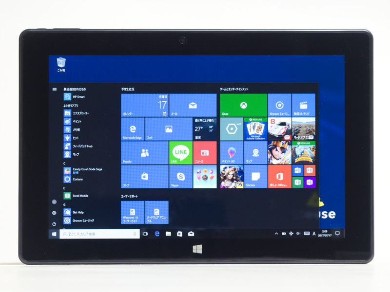 前面。パネル中央上に192万画素前面カメラ。下にWindowsボタン