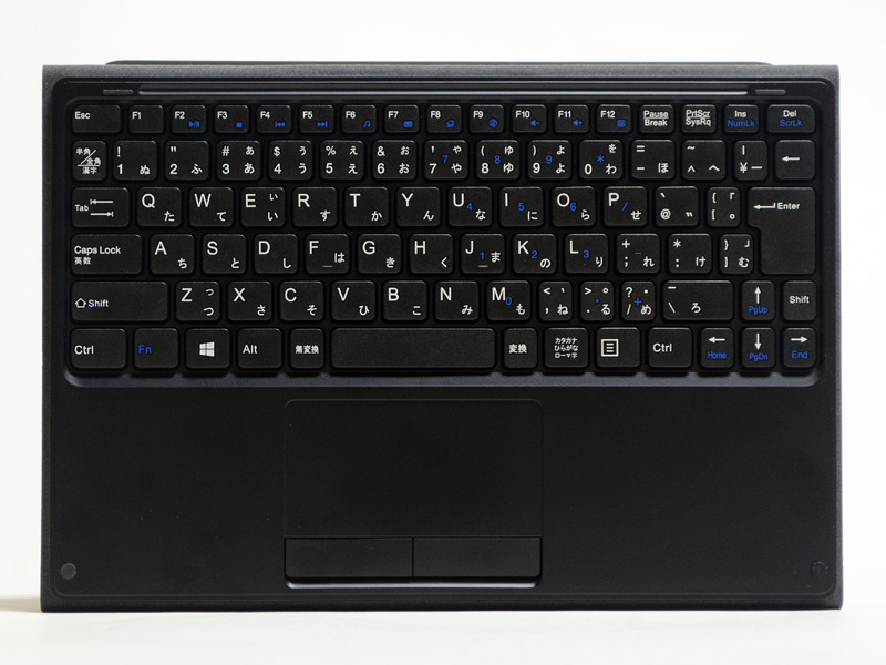 キーボードはアイソレーションタイプの日本語キーボード。主要キーのキーピッチは実測で約18mm。タッチパッドは2ボタン式。バッテリなどは内蔵していない