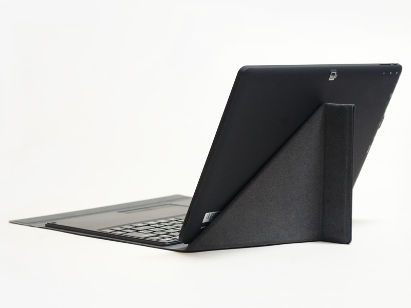 キーボード(後ろの部分をセットしたところ)。過去に何度かご紹介しているが、折り畳んでスタンドにするタイプ