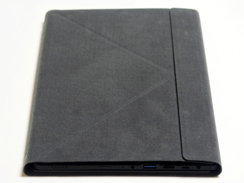 キーボードをカバーとして閉じたところ。フェルト調のグレー。磁石で固定する。左右はカバーされない