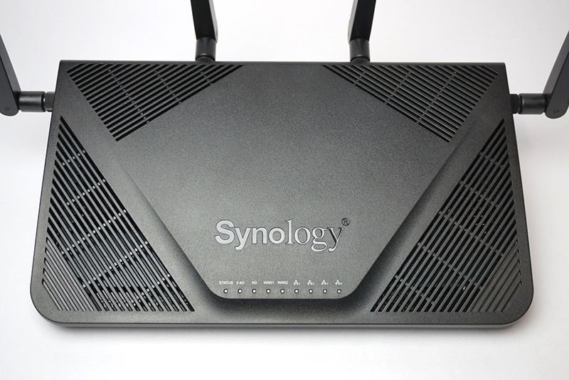 RT2600acを上から見たところ。ロゴの下にランプ類、周囲に排気口