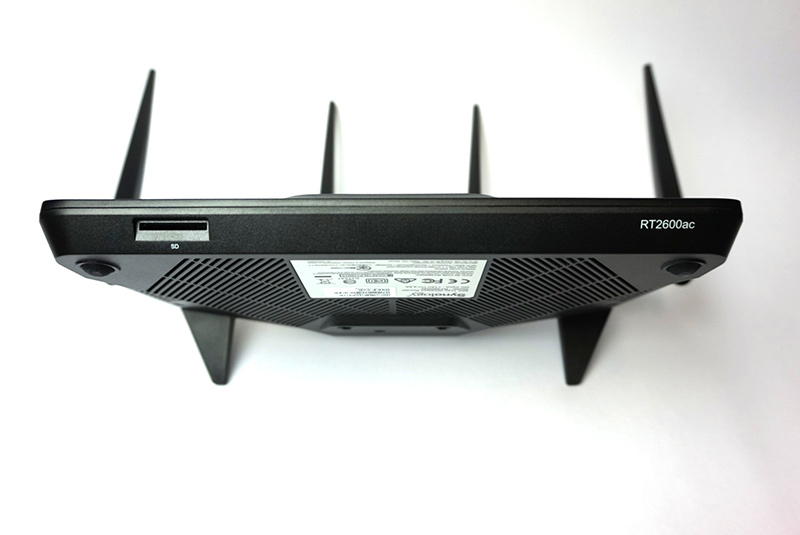 前面左側にSDカードスロット。前面側に低いゴム脚、背面側は高い脚