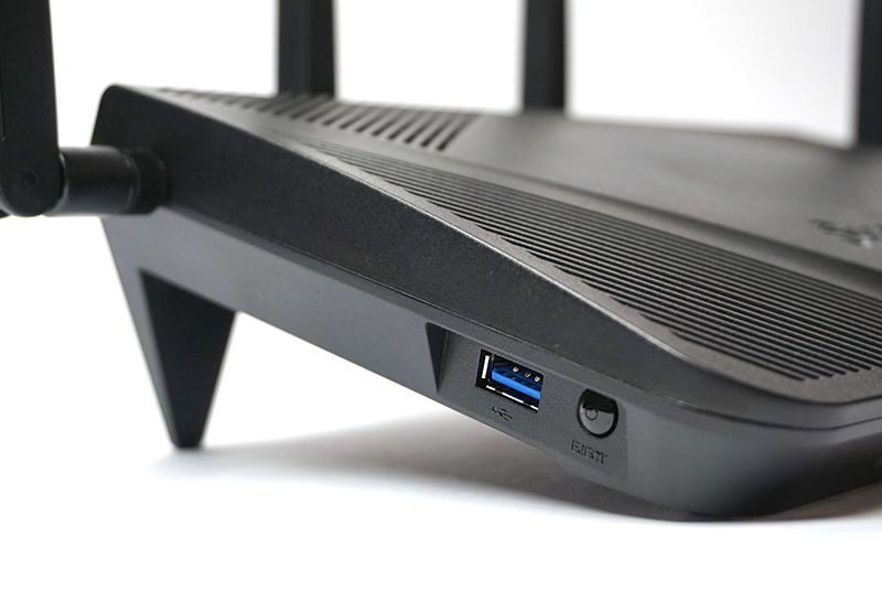 左側面。高い後ろ脚で床面から大きく離れていることが分かる。USB 3.0ポートとEJECTボタン