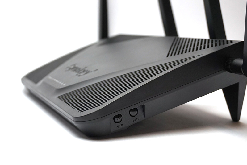 右側面。WPSボタンとWi-Fi(オンオフ)ボタンがある