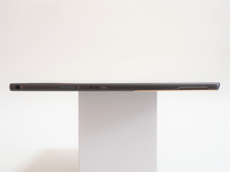 本体左側面。マイクロフォン/ヘッドフォン・コンボ・ジャック×1、microSDカードリーダ(トレイタイプ)、USB 3.0 Type-Cが配置されている