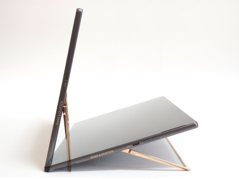 キックスタンドは最大165度まで無段階で調整できる。キックスタンドを165度まで開いたときのディスプレイ面の角度は、実測約15度