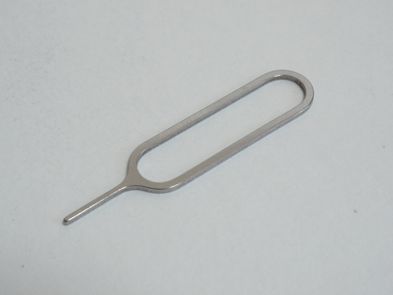 microSDカードトレイイジェクトピン。スマートフォン用SIMトレイイジェクトピンと形状は変わらない