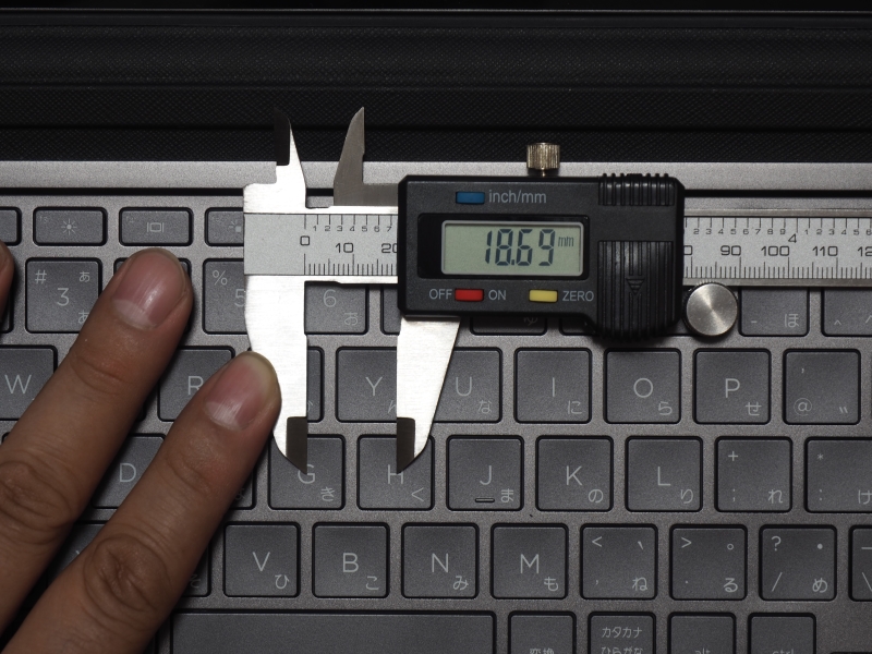 キーピッチは約18.7×18.7mm、キーストロークは約1.5mm。Surface Proの約19mmよりキーピッチはわずかに狭いが、並べて打ち比べても体感できないレベルだ