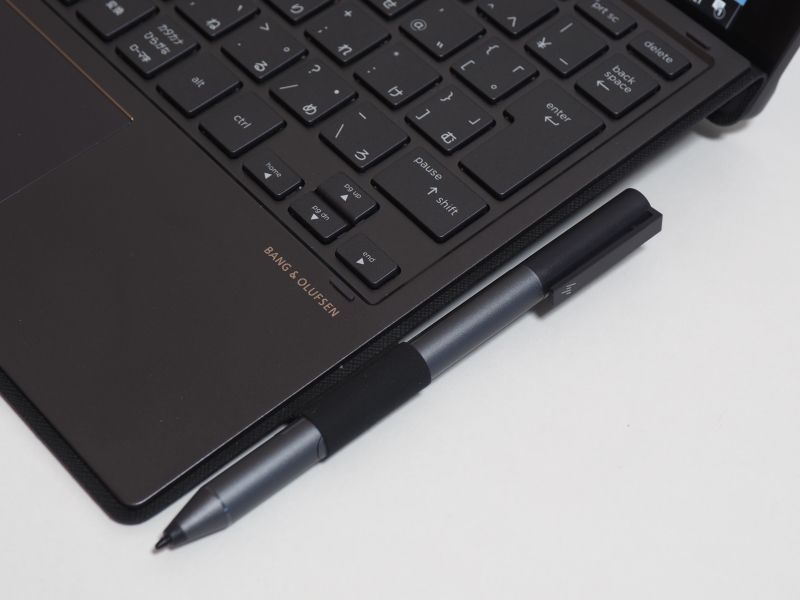 Surface Proは本体側面にスタイラスを取りつけられるが、HP Spectre x2はキーボード横にホルダーが用意されている。少々野暮ったいが、意図せずはずれてしまう心配はSurface Proより少ない