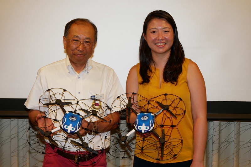 ハウステンボス 取締役CTO兼hapi-robo st代表取締役社長の富田直美氏(左)と、Intel ドローンライトショー ジェネラルマネージャーのNatalie Cheung氏