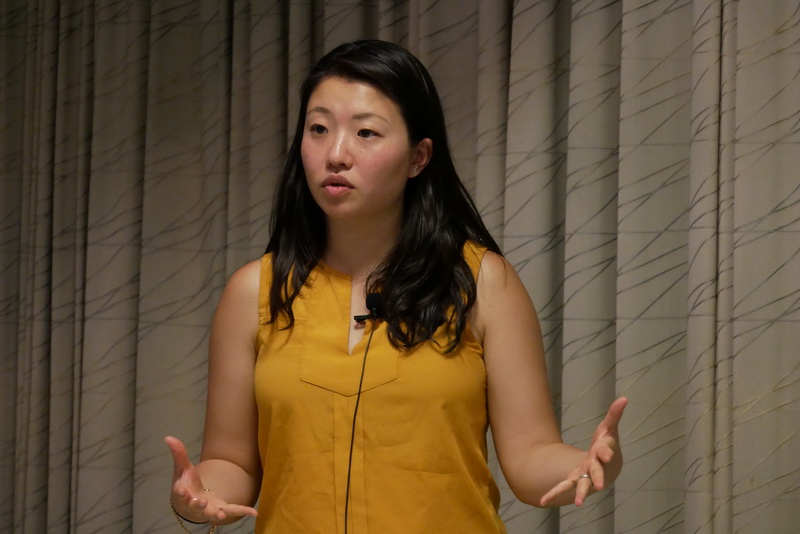 Intel Shooting Star ドローン・ライトショーについて説明する、Natalie Cheung氏