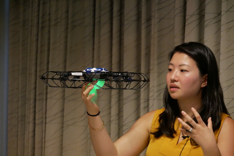 ドローン底面に赤、緑、青、白のLEDを搭載し、約40億色を表現可能