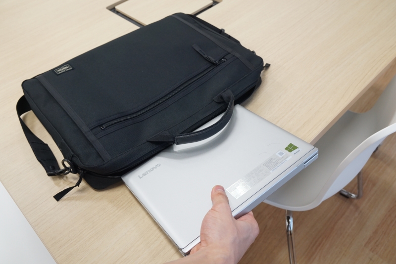 本体は十分に小型で、重量も本体とキーボードドックを合わせても約1.02kgと軽い。荷物の多い学生でも、鞄などに楽に収納して持ち運べるだろう