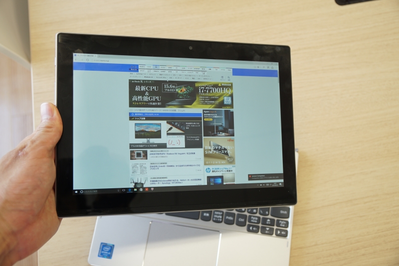 キーボードを外せばタブレットPCとして利用可能。液晶は1,920×1,200ドット表示対応でフルHDより縦の表示領域が多く、Webページや電子書籍の閲覧性にも優れる