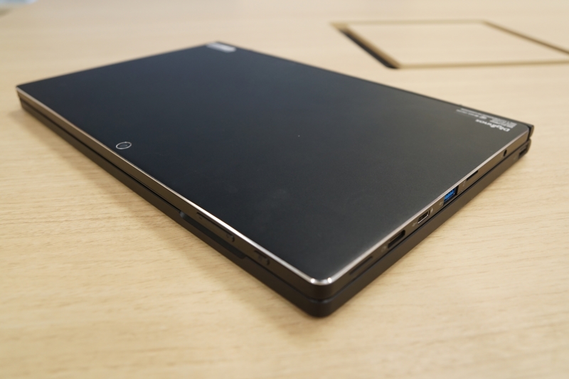 3万円を切るノートPCとしては、高級感があるデザイン。余計な装飾がなく、大きなロゴなどがないのも好印象。娘はデザインのよさでコレに決めていた
