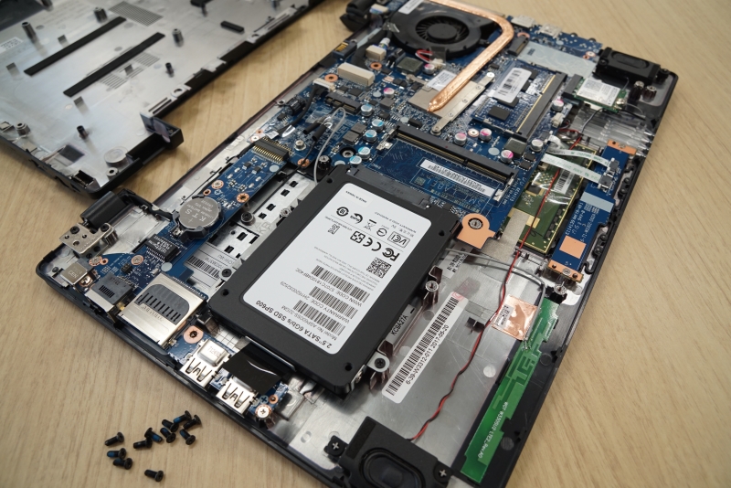 SSDにアクセスは比較的容易で、簡単に交換することができる。もちろんメーカー保証は受けることはできなくなるが、低コストで普通に使えるPCにしたいというのであれば、別途低価格なSSDを用意して交換というのは十分あり得るストーリー