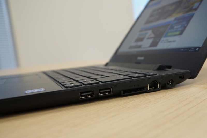 インターフェイスが多いので、SSDの小ささを外部ストレージで補ったり、より高解像度で大型のディスプレイやTVに映し出したりと、拡張したり使い方を広げられるのが魅力