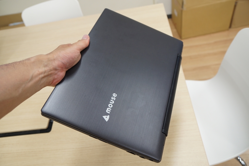 重量は1.4kgとやや重いが、サイズが13.3型なので、何かのさいに持ち出して使うのも現実的に可能だ