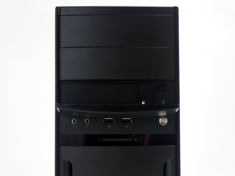 前面のインターフェイスには、音声入出力、USB 2.0×2、電源ボタン。上は小さいパネルが開き光学ドライブなどを収納できる5インチベイ