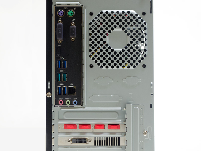 背面のインターフェイスは、PS/2×2、非使用のVGA/DVI-D/HDMI、USB 3.0×2、USB 3.1×2、Gigabit Ethernet、USB 3.0×2、音声入出力