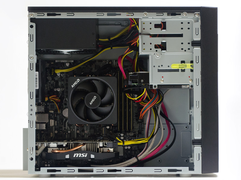 左側面は5インチドライブベイ×2、3.5インチドライブベイ×2、その下に2.5インチベイ×1。GeForce GTX 1060は2スロット占有